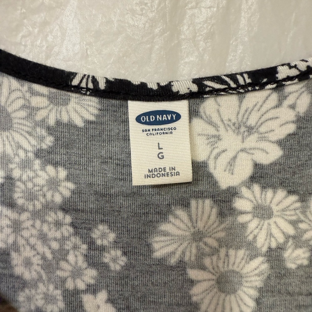 Old Navy Black and White Floral dress. Size large - Picture 2 of 4